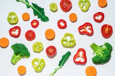 Beyaz zemin üzerine dilimlenmiş sebze çeşitli. Düz yatıyordu. 