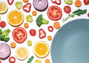 Dilimlenmiş sebze ve meyve plaka ile yaratıcı düzeni 