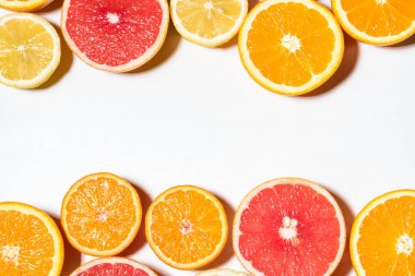 Beyaz zemin üzerine dilimlenmiş meyve çeşitli. Düz yatıyordu. 
