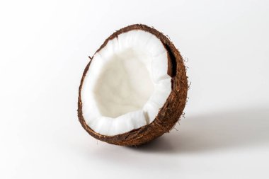 Yarı parlak zemin üzerine Hindistan cevizi kırık. 