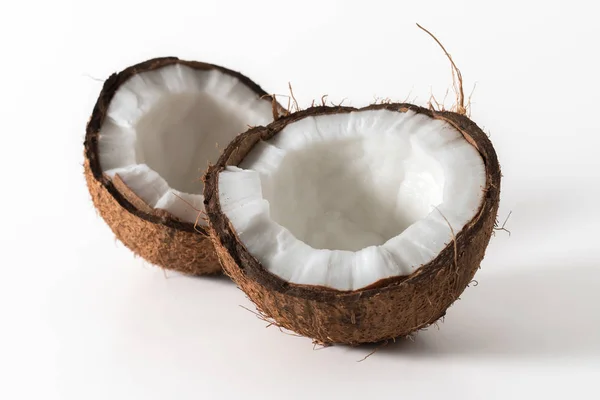 Popraskané kokos na světlé pozadí. Letní tropické koncept. — Stock fotografie