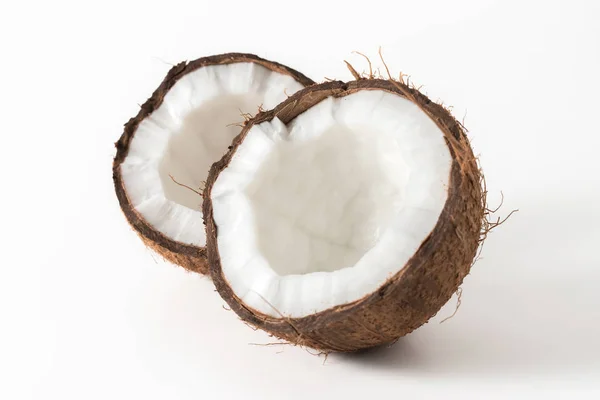 Noce di cocco spaccata su sfondo brillante. Concetto tropicale estivo . — Foto Stock