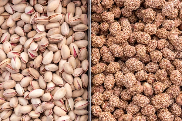 Natuurlijke achtergrond gemaakt van verschillende soorten noten. — Stockfoto