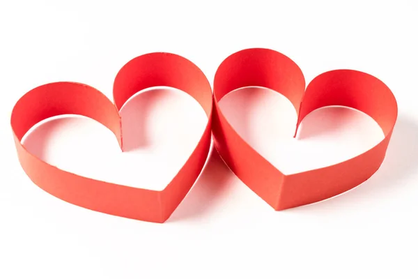 Twee harten gemaakt van lint op witte achtergrond. Valentijnsdag. — Stockfoto