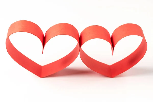 Dwa serca wykonana ze wstążki na białe tło. Walentynki. — Zdjęcie stockowe