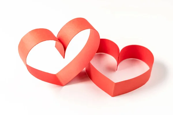 Zwei Herzen aus Band auf weißem Hintergrund. Valentinstag. — Stockfoto