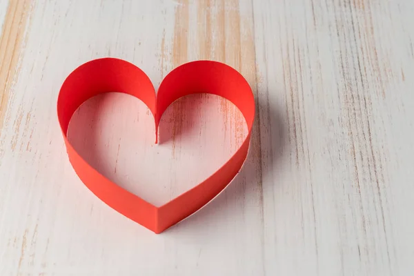 Καρδιά της κορδέλας σε ξύλινο υπόβαθρο. Ημέρα του Αγίου Βαλεντίνου. — Φωτογραφία Αρχείου
