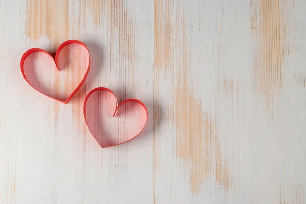 Twee harten gemaakt van lint op houten achtergrond. Valentijnsdag. — Stockfoto