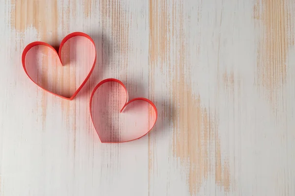 Due cuori fatti di nastro su sfondo di legno. San Valentino . — Foto Stock