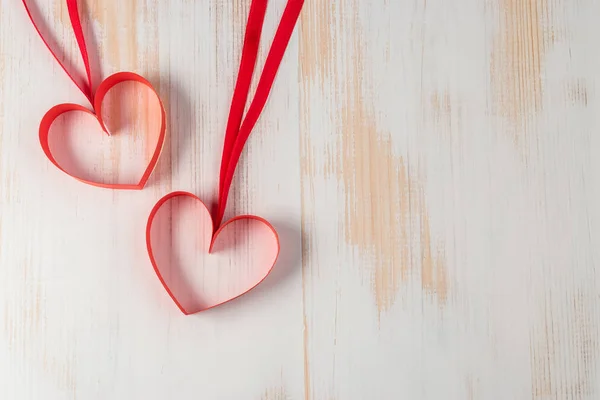 Δύο καρδιές φτιαγμένο από κορδέλα σε ξύλινο υπόβαθρο. Ημέρα του Αγίου Βαλεντίνου. — Φωτογραφία Αρχείου