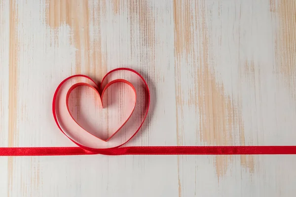 Hart gemaakt van lint op houten achtergrond. Valentijnsdag. — Stockfoto