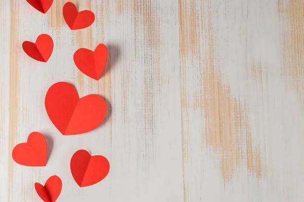 Cuori di carta rossa su sfondo di legno. San Valentino . — Foto Stock