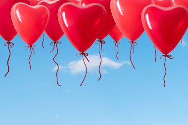 Balonlar gökyüzü arka plan üzerinde kalp şeklinde.