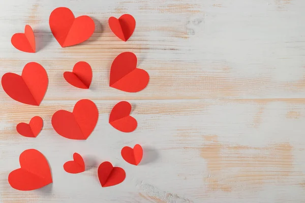 Cuori di carta rossa su sfondo di legno. San Valentino . — Foto Stock