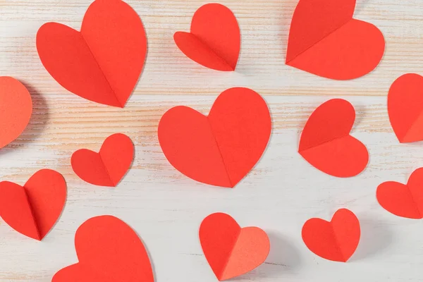 Fából készült háttér piros papír szív. Valentin-nap. — Stock Fotó