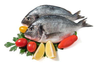 Çiğ taze dorado balık sebze ile. Sağlıklı gıda.