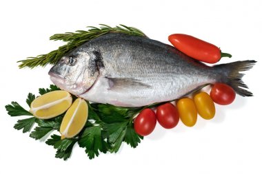 Çiğ taze dorado balık sebze ile. Sağlıklı gıda.