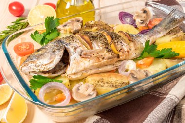 Lezzetli bir bütün pişmiş balık. Fırında çipura limonlu