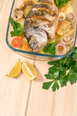 Lezzetli bir bütün pişmiş balık. Fırında çipura limonlu
