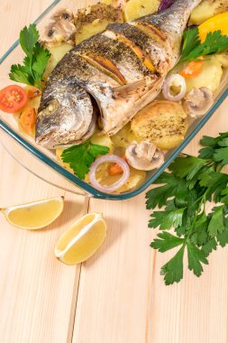 Lezzetli bir bütün pişmiş balık. Fırında çipura limonlu