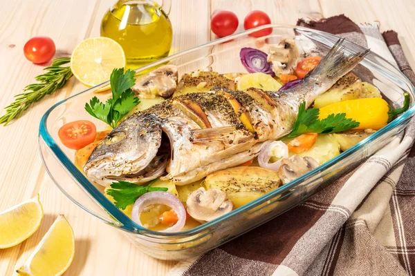 Lezzetli bir bütün pişmiş balık. Fırında çipura limonlu