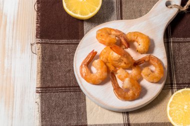 Limon, kırmızı biber, baharatlar ve otlar ile ızgara karides 