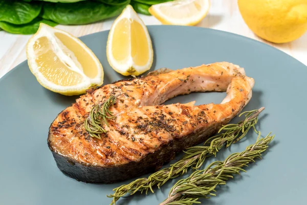 Филе лосося. Лосось на гриле с травой и лимоном на тарелке . — стоковое фото