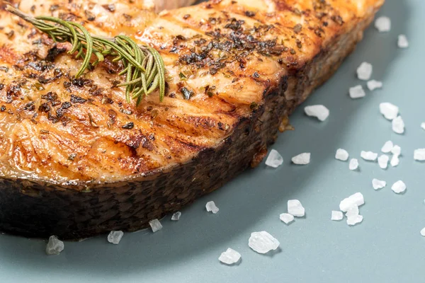 Филе лосося. Лосось на гриле с травой и лимоном на тарелке . — стоковое фото
