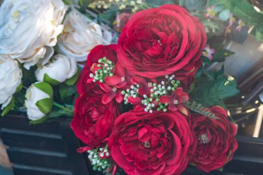 Mağaza vitrin kırmızı yapay çiçek demet.