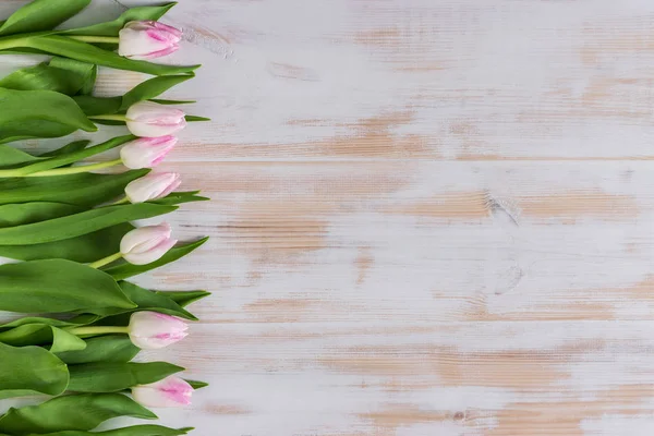 Primavera tulipas flores no fundo de madeira. Deitado. Conceito de amor — Fotografia de Stock
