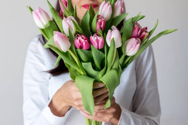 Kadının elinde Pembe Lale buket bahar