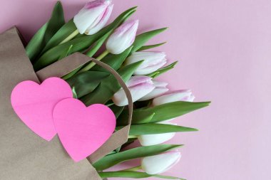 Kağıt torba kağıt kalp ile taze Pembe Lale çiçek 