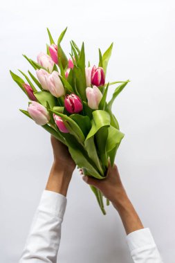 Güzel kadının elinde Lale buketi.