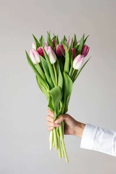 Buquê de tulipas em mãos de mulher bonita . — Fotografia de Stock