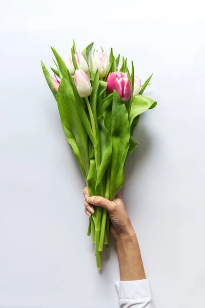 Buquê de tulipas em mãos de mulher bonita . — Fotografia de Stock