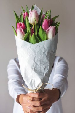 Kadının elinde Pembe Lale buket bahar