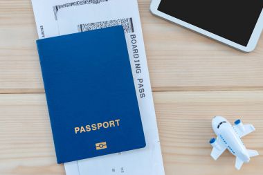 Küçük oyuncak uçak, mavi pasaport ve biniş kartı ve smartphone