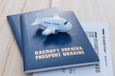 Küçük oyuncak uçağa biniş kartı ile Ukrayna pasaportları üstüne 