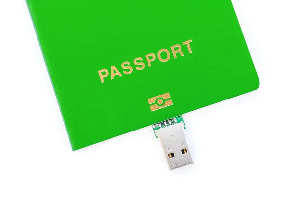 USB błysk jazdy i paszport zielony na białym tle. — Zdjęcie stockowe