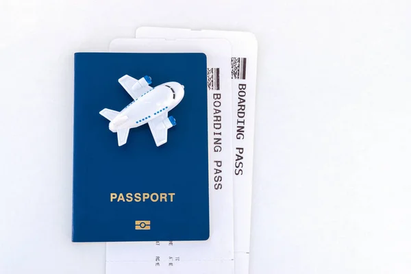 Zabawka mały samolot na górze niebieski paszport, kartę pokładową — Zdjęcie stockowe
