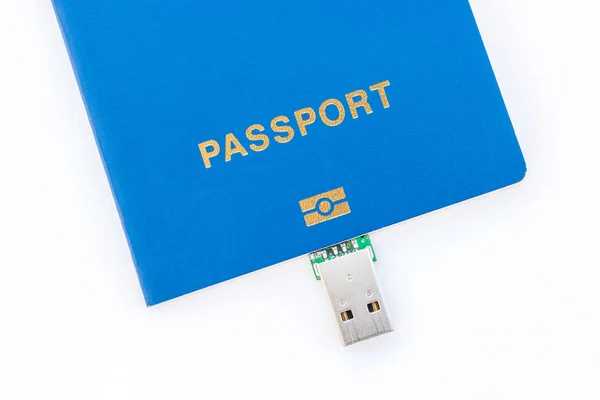 USB błysk jazdy i niebieski paszport na białym tle. — Zdjęcie stockowe