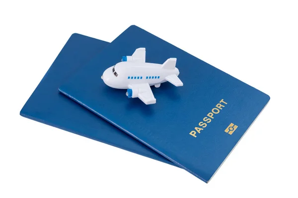 Zabawka mały samolot na górze niebieski paszporty na białym tle. — Zdjęcie stockowe