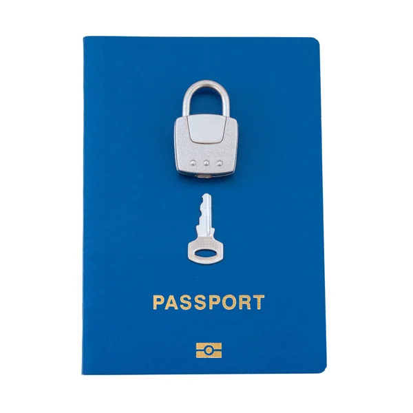 Srebrny zamek i klucz leżący na niebieski paszport — Zdjęcie stockowe