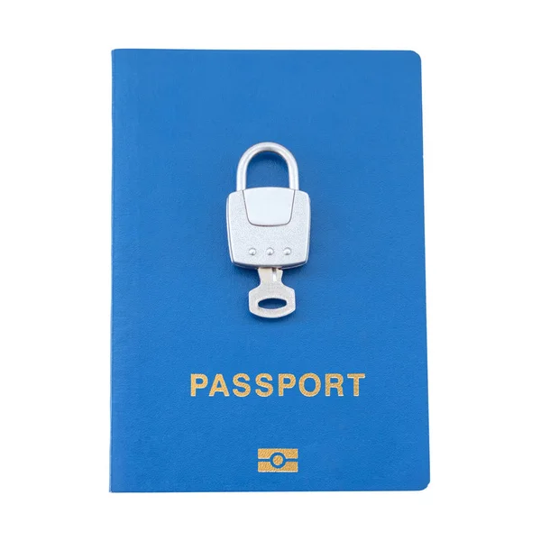 Srebrny zamek i klucz leżący na niebieski paszport — Zdjęcie stockowe