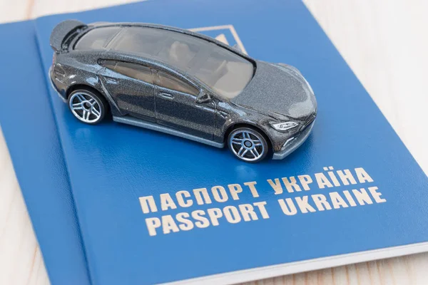 Mały Samochodzik na Ukrainę paszportów na podłoże drewniane — Zdjęcie stockowe
