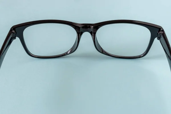 Schwarze Brille auf blauem Hintergrund. — Stockfoto