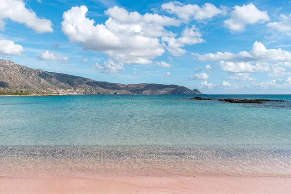 Sanfte Wellen des Meeres auf dem rosa Sand und schönen Strand mit Klippen — Stockfoto