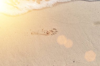 Kum Plajı üzerinde insan ayak izleri. Güneşli.