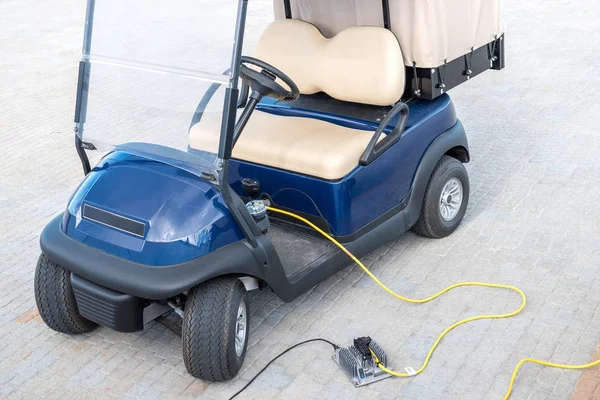 Elektrikli golf arabaları doluyor ve kullanıma hazır