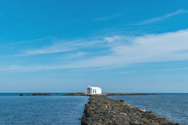 Georgioupolis küçük Agios Nikolaos Kilisesi yol açan kayalık yol